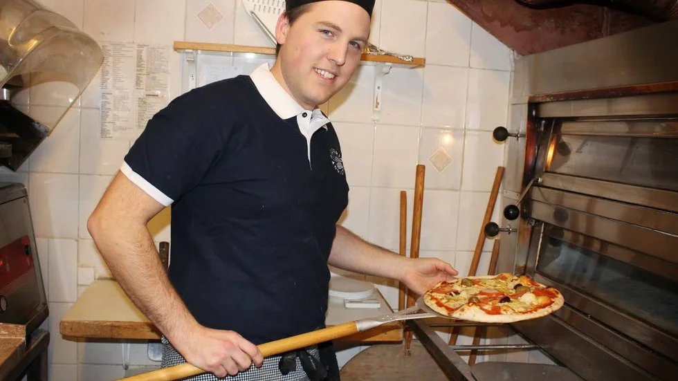 Nervös. Skräcken inför tävlingen är att missa ett hål i pizzabotten innan man skljutsar in den i ugnen. Det kan få förödande konsekvenser.