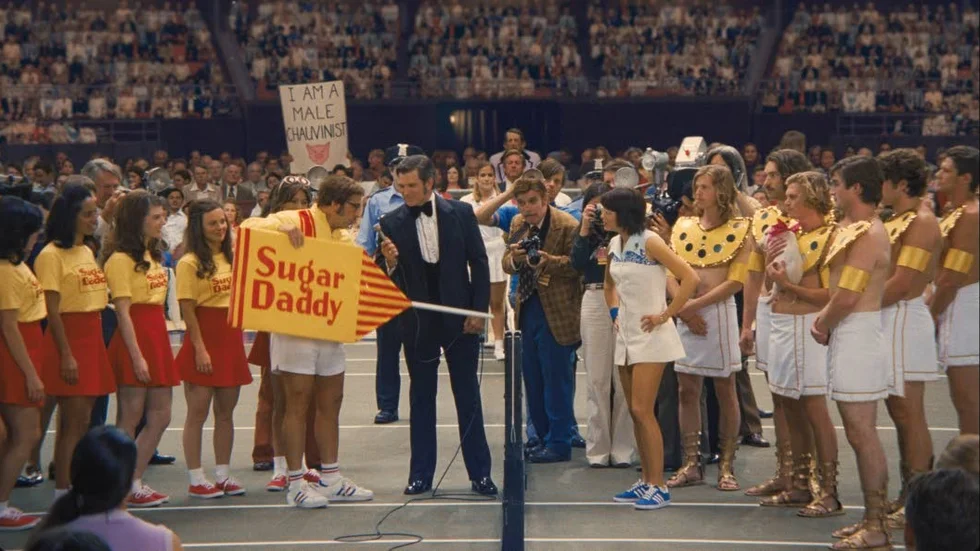 Bobby Riggs (Steve Carell) versus Billie Jean King (Emma Stone) var ett tennisspektakel som skildras på ett underhållande sätt i "Battle of the sexes".