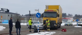 Väg blockerades efter lastbilsolycka