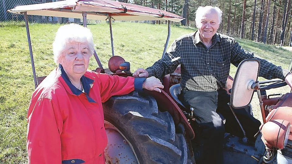 Egon och Solveig Esping, stora eldsjälar bakom veterantraktorrallyt, där ett 40-tal veterantraktorer ställdes upp på parkeringen vid den gamla idrottsplatsen.