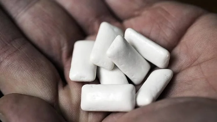Fyra män har häktats som misstänkta för att ha stulit stora mängder tuggummi.
