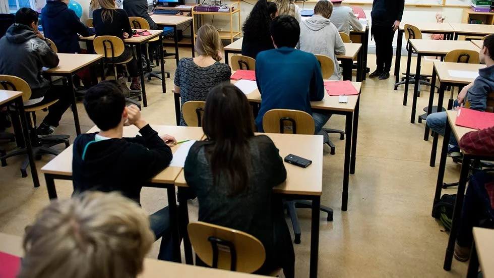 Drygt varannan flicka i årskurs åtta uppger att de är stressade i skolan.