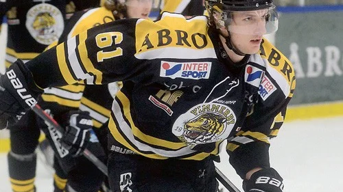 Emil Wahlberg klev fram och gjorde viktiga 3-2 för VH halvvägs in i tredje perioden med ett skott från blålinjen som letade sig in i mål.