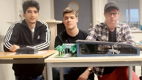 Zaid Jeli, Kevin Dehlin och Dennis Glennklev bakom sina konstruktioner. Till vänster syns ett internetcafé i två våningar och till höger ett äventyrsbad.