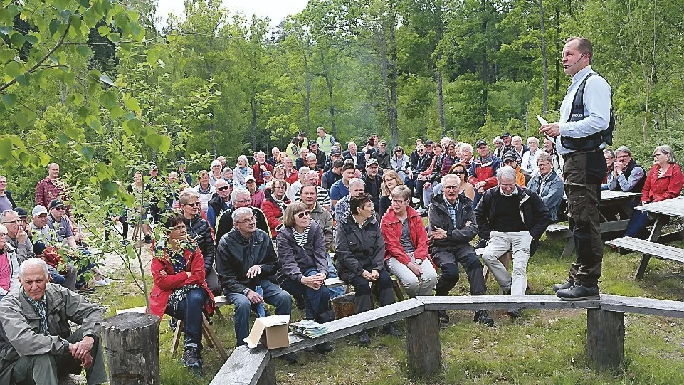 Åke Hammarskjöld, ägare och projektledare av lövparken informerade först om lövparken. Foto: Roelof Stroetinga