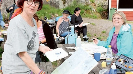Barbro Hultgren Fredriksson och delar av Tjustbygdens konstgrupp.