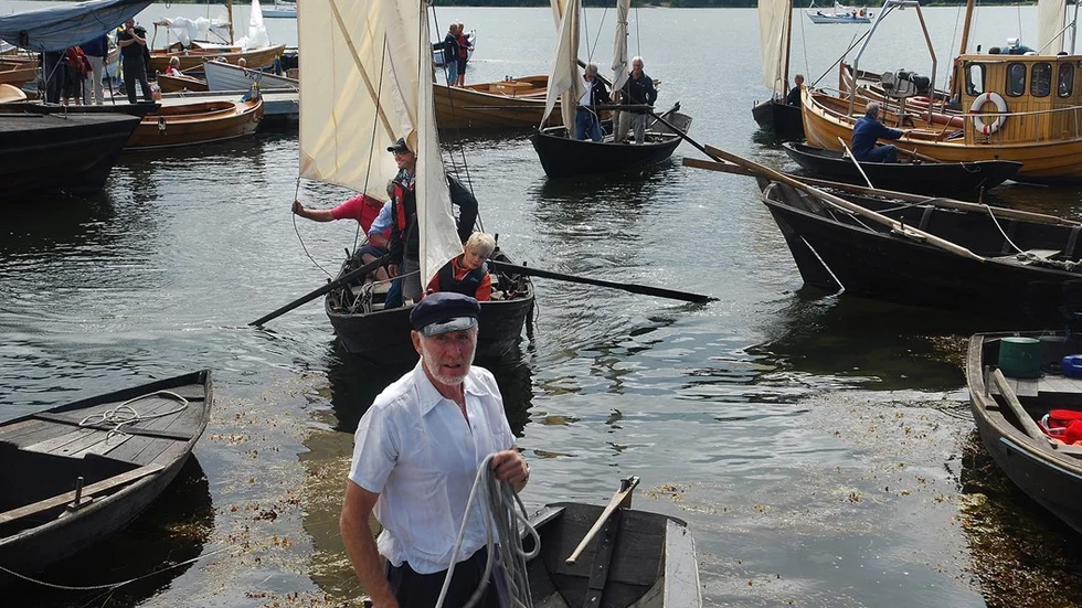 Tjust Allmogebåtars ordförande Peter Lokrantz välkomnar till den årliga "Rågödagen" på Rågö i slutet av juli. Foto: Michael Söderström