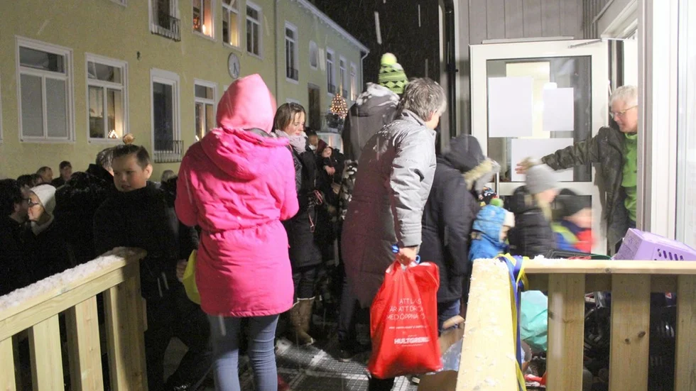 Det blev trångt i dörren efter bandklippningen då det var många som var nyfikna på den nya förskolan i Blackstad.