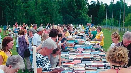 Det gick att fynda i mängder på loppmarknaden i Slätmon. Foto: Lars-Göran Bexell