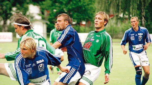 Det var trångt och jämnt i smålandderbyt mellan Hultsfred och Hvetlanda. Här kämpar Martin Lennström och Jonas Johansson med sina motståndare.