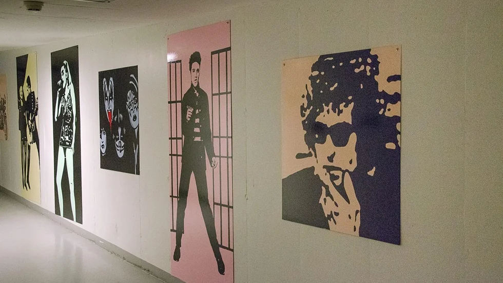 Bilder av Eurythmics, Madonna, Kiss, Elvis och Dylan.