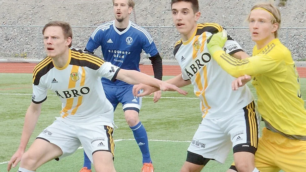 Två av huvudrollsinnehavarna. Simon Alexandersson drog på sig ett rött kort. Värmdös målvakt William Eskelinen var strålande i målet och såg till att Värmdö kunde hålla undan och vinna med 2-1.