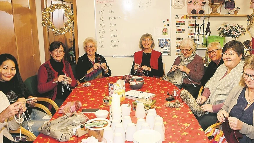Full fart på stickningen inför julen. Från vänster Ewa Jonsson, Hailin Larsson, Barbro Ankarberg, Marianne Ivarsson, Eva Drangel, Birgitta Lindström, Solveig Gertsson, Monika Frangén Rosen och Inger Tengvall.