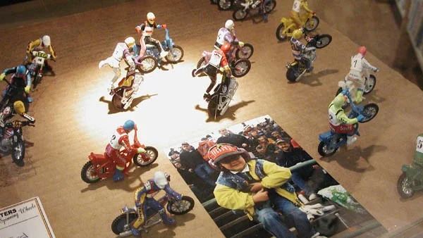 Johns avdelning i utställningen består till största del av sådana här miniatyrmodeller av speedwayförare. Han förklarar att de är roligast att samla på för det går alldeles lysande att leka med dem.