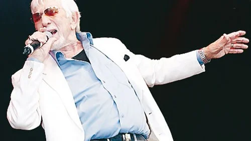 Owe Thörnqvist och hans band öste ut hits över Eksjöpubliken.