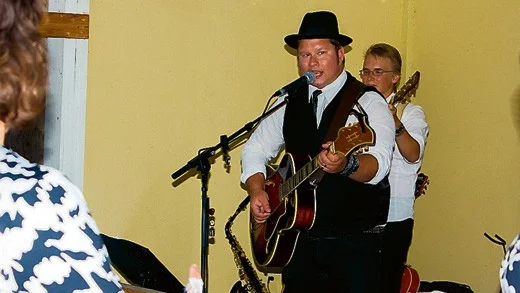 Richard Lang & Kinda Band bjöd som väntat på en mycket fartfylld och dansvänlig spelning.