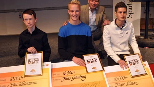 John Wallerman, Filip Grimberg och Oliver Nilsson fick ta emot var sin check och diplom från Sparbanksstiftelsens ordförande Stig Bäck. Foto: Janne Strömsten
