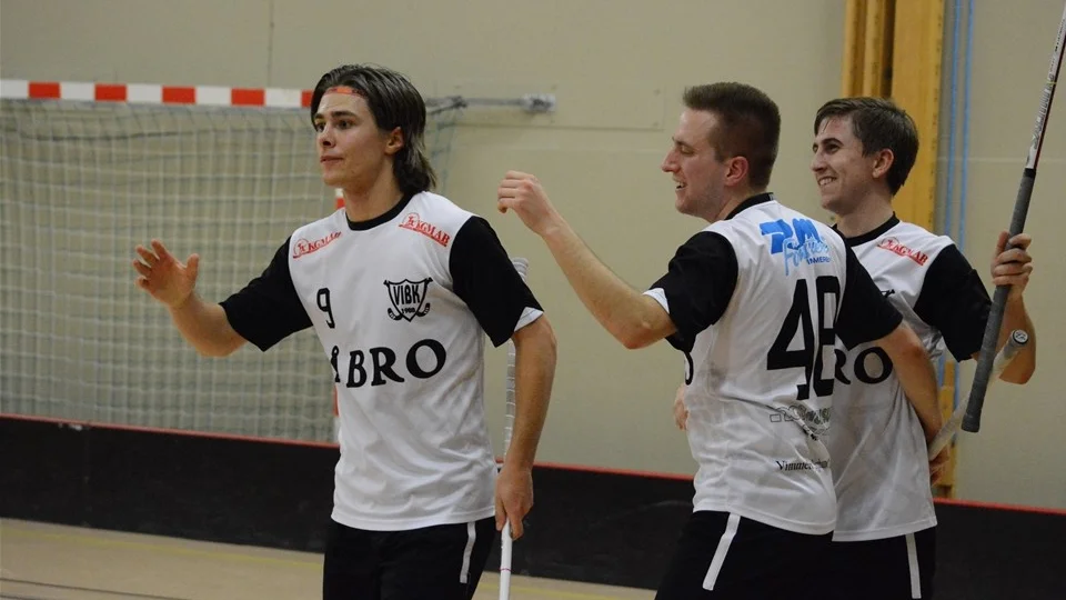 Förstakedjan med Jonatan Green, Kim Karlsson och Victor Wall får i sedvanlig ordning bära ett stort ansvar i Vimmerby IBK. Foto: Ossian Mathiasson