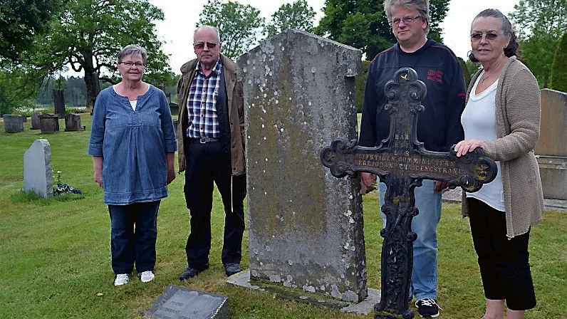 Hembygdsföreningen har forskat i kyrkoarkiv, böcker och på internet för att ta reda på mer om namnen på gravstenarna. På bild: Katarina Lavén Schultz, Leif Matson, Anders Johansson och Anna Maria Jakobsson.