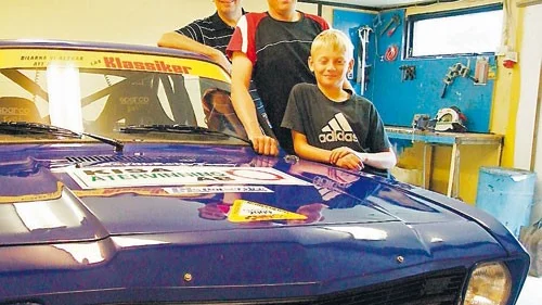 Lars Petersson, Fredric Nordh och Albin Nordh vid sin Opel Ascona. Lars läser, Fredric rattar och Albin ingår i serviceteamet.