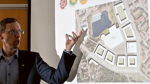 Nils Hillerbrand visar placeringen av den nya simhallen.