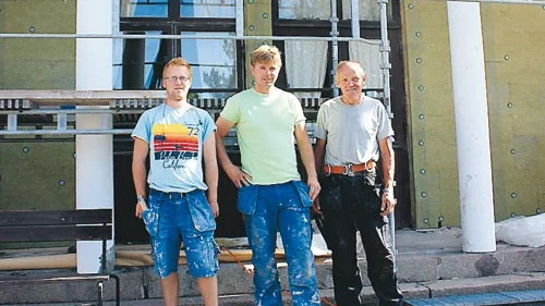 Kim Olsson, Kai Salomaa och Jan Eriksson renoverar Karlstorps församlingshem.