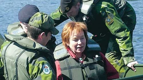 Från praktisk handling till propp. Försvarsminister Leni Björklund tittade närmare på ingenjörstruppernas förmåga inför höstens stora försvarsproposition. Foto: Janne Strömsten
