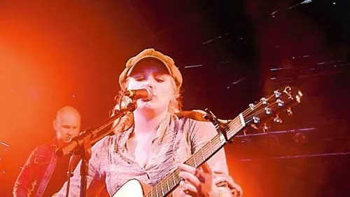 Ane Brun har i år tagit steget från Demoscenen (2001) till Teaterladan. Med sin genialitet och enkelhet trollband hon en stor publik. Foto: Tom Wikmans