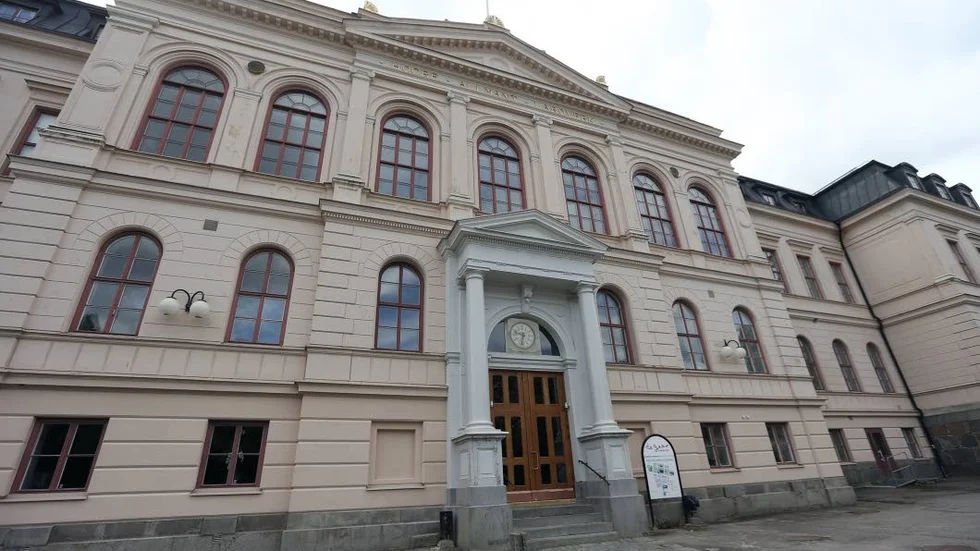 Fukt. Skräp i krypgrunden ska vara orsaken till fuktproblemen på De Geergymnasiet.
