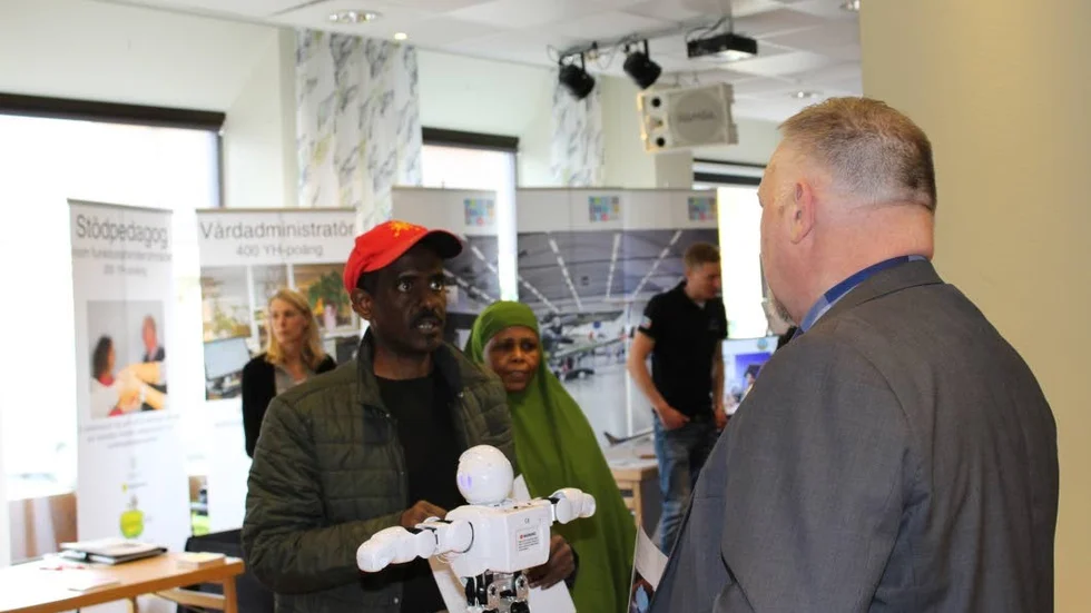 Yrkeshögskola. Abdukadir Saed t v fick information av Dietmar Mölk t h om hur man kan gå en yrkeshögskoleutbildning till programmerare.