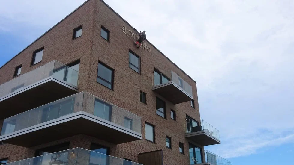 Här fästs bokstäverna på byggnaden.