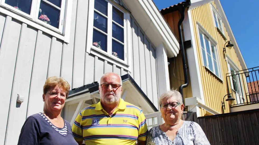 Anita Johansson, Janne Karlsson och Lisbeth Gustavsson utanför den stuga som föreningen håller till i. Vid större tillställningar tvingas de hyra av kommunen.