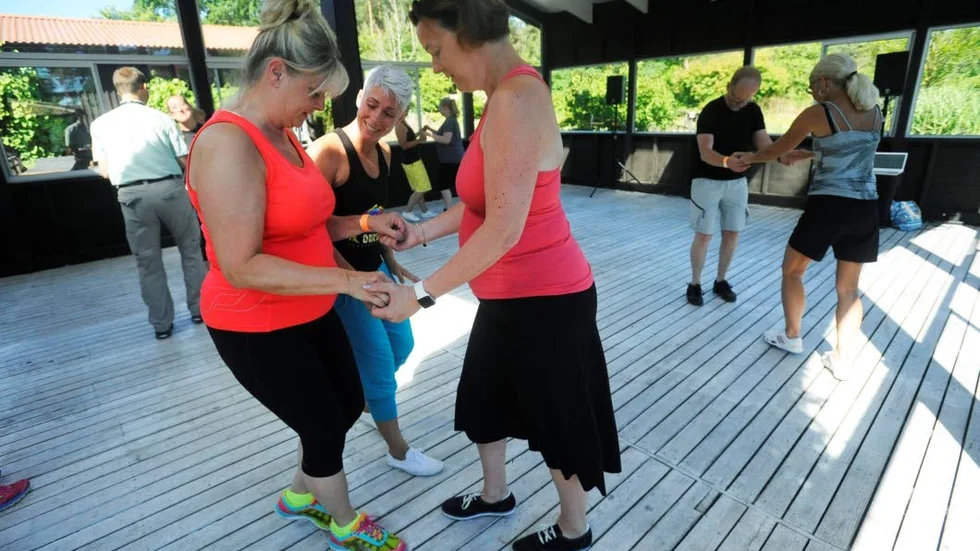 Birgitta Ekström lär sig dansa bugg tillsammans med hjälpdansaren Anna Blixt.
