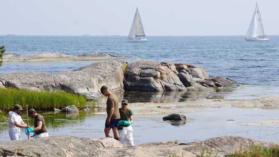 Olika former av skärgårdsliv. Medan några verkar ha det ganska skönt på segelbåtar till havs så slet hemvärnsmän med att sanera klipphällarna från olja.