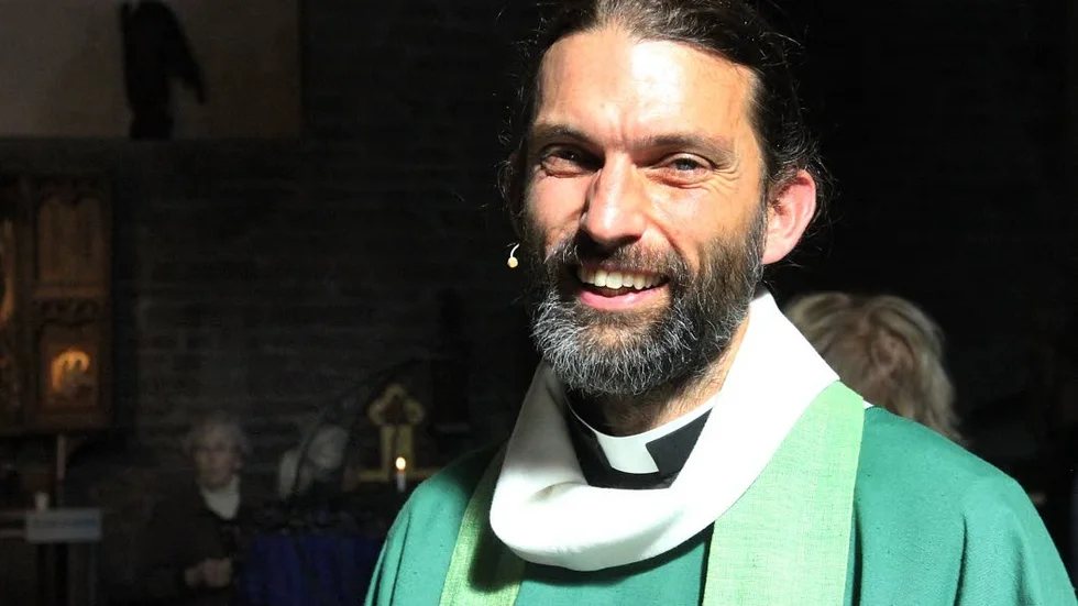 NY PRÄST. Så ser han ut, Vadstena pastorats nye komminister Felix Egegren.