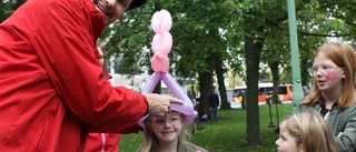 Uppblåsta fantasidjur och dop på familjefest