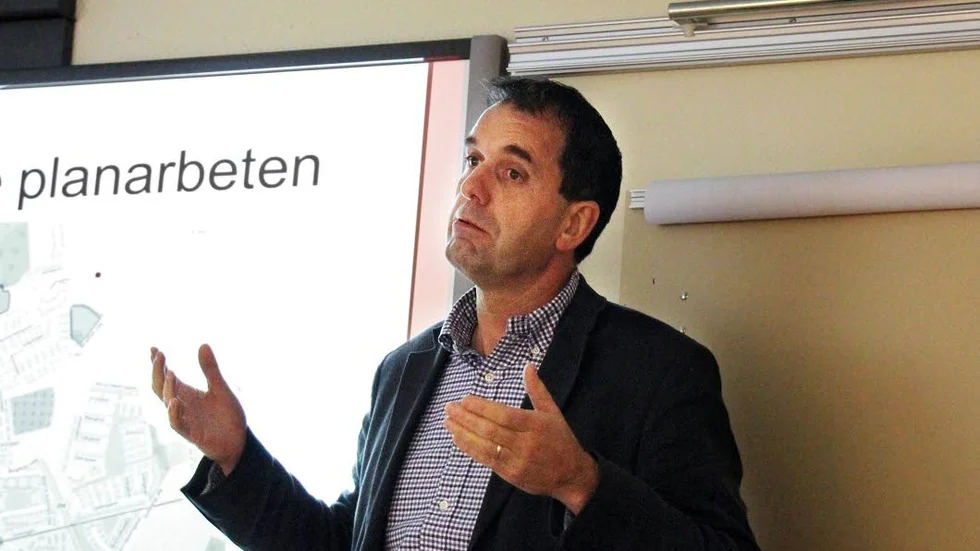 Dyrt. Lars Larenius, VFAB, menar att det är dyrare att bygga om industrilokalerna än att bygga en helt ny hall.