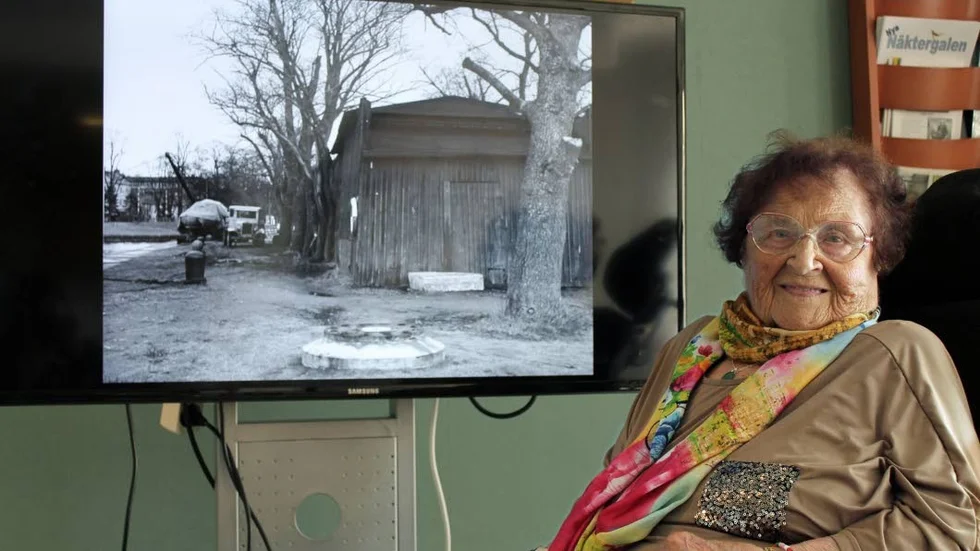 Bildspel. 91-åriga Ruth Martinson går ofta ut i dagrummet på Strömsborgs vårdboende och tittar på de olika bildspelen som finns.