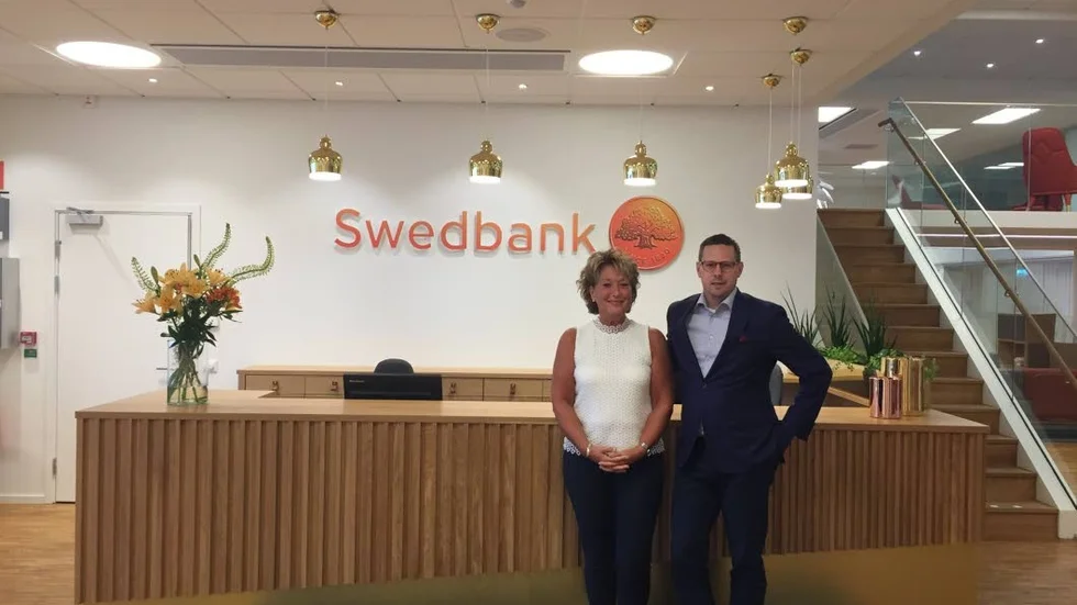 Marie Bergmar, kontorschef i Swedbank i Motala och Borensberg, och hennes nya regionchef Henrik Eklund.