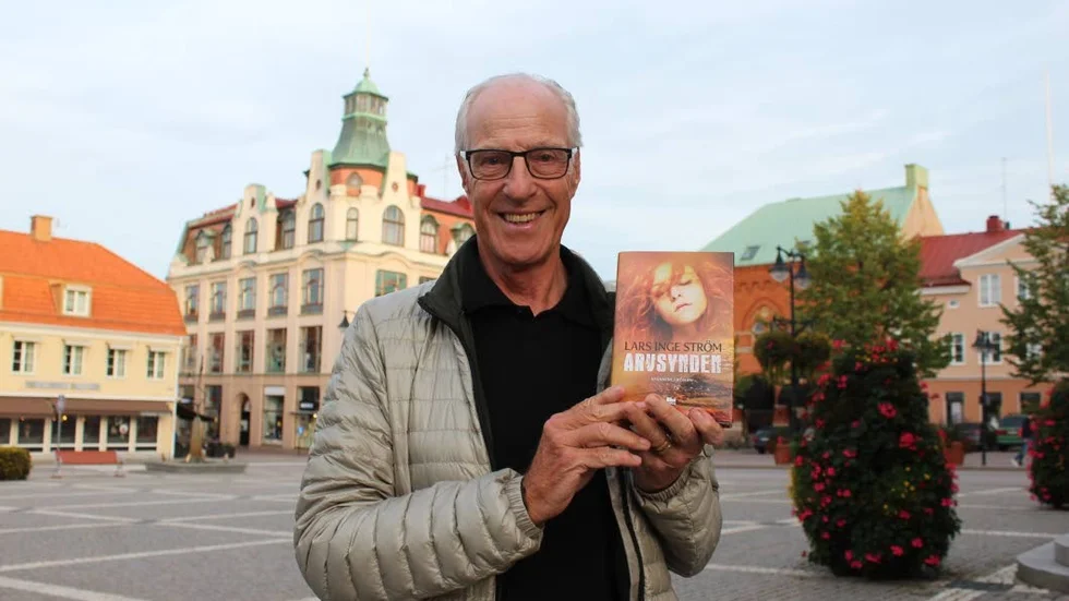 Lars Inge Ström med sin första skönlitterära bok, "Arvsynden". Den 20 september medverkar han vid en författarkväll på Gamleby bibliotek.