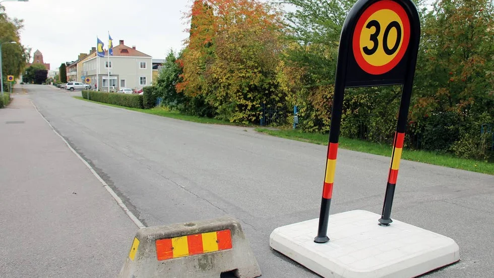 Fartsyndare. Ett extra betonghinder behövdes då bilister valde att köra på trottoaren istället för att sakta ner och passera mellan skyltbågarna.