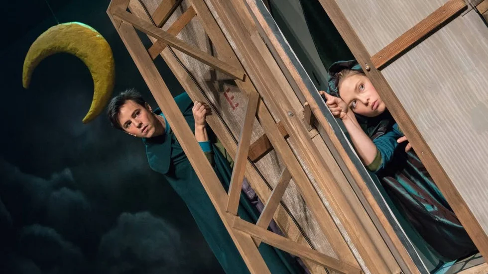 Lasse och Maja sätter upp ”Hamlet” i Vallebys teatersalong samtidigt som de löser mysteriet med den förvunna kungakronan.