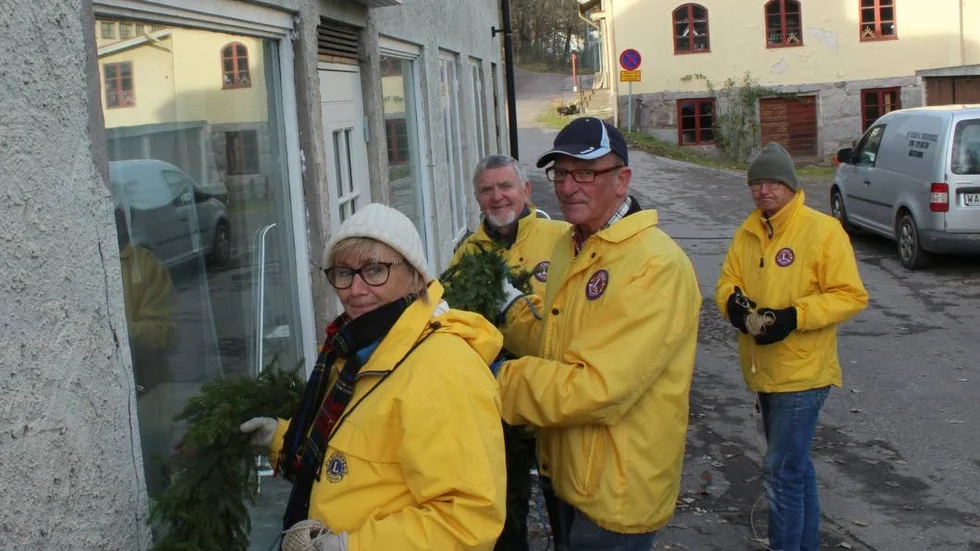 Julfint. Lions hänger upp grangirlanger i Gamleby, från vänster Eva Turesson, Karl-Göran Karlsson, Sven-Erik Byström och Yngvar Skogh.