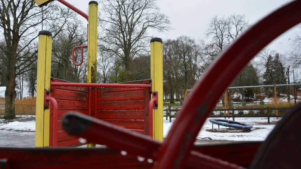 Den gamla lekutrustningen kommer bytas ut när den nya lekparken byggs.