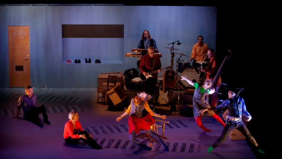 Sång och dans. På scenen två sångare, tre dansare och fyra musiker.