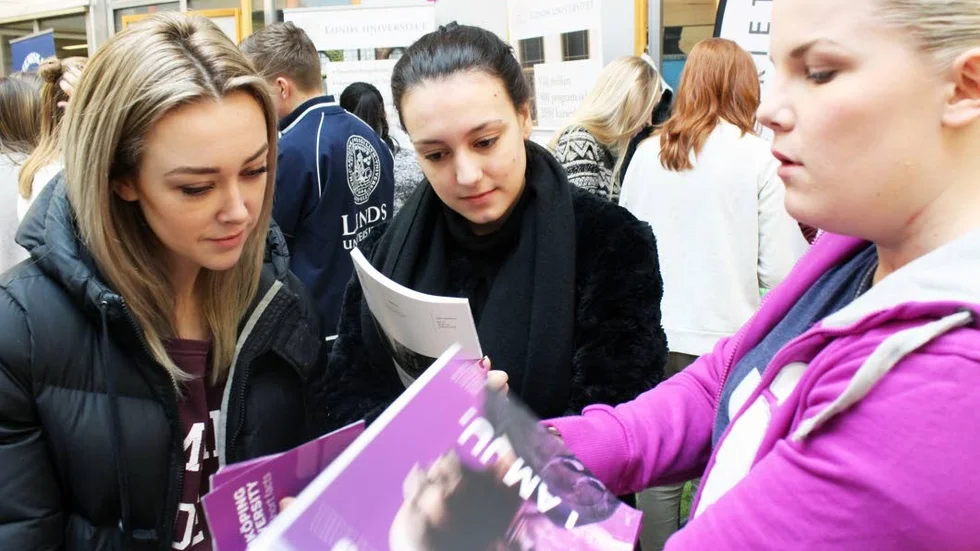 Utbildningsinformation. Tilda Wredberg och Emma Lekavski får information om Jönköpings universitet av Alexandra Greus.