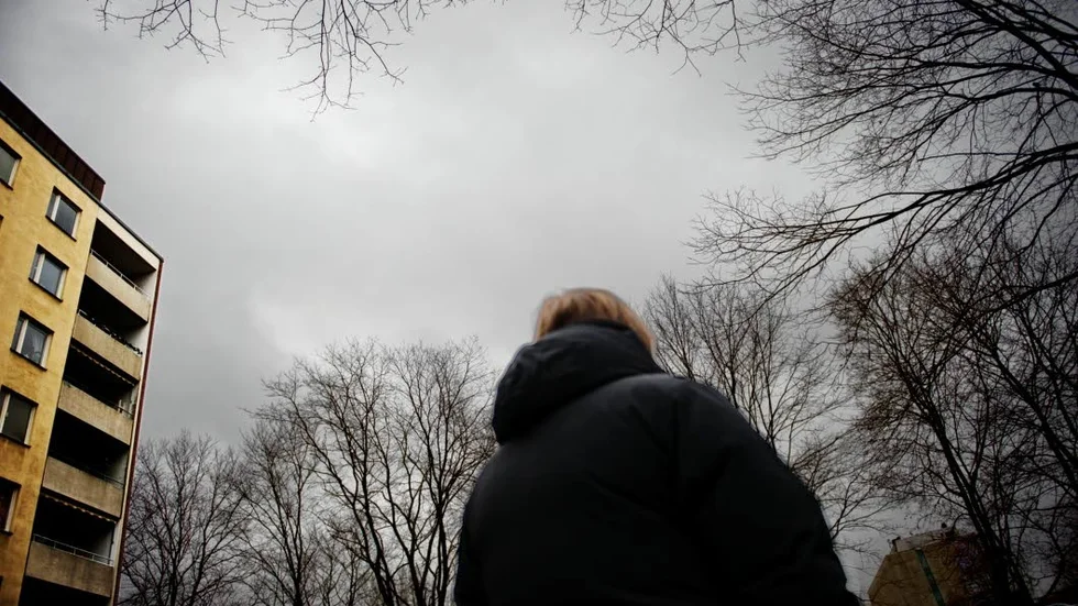 Utanför. Både Arbetsförmedlingen och arbetsgivarna måste bli bättre på att ta tillvara kunskapen hos funktionshindrade, skriver insändarskribenten. Kvinnan på bilden har inget samband med artikeln.