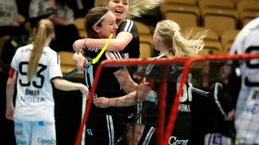 Amanda Ljunggren jublar i famnen på Maja Liljeroth efter Libks segermål.