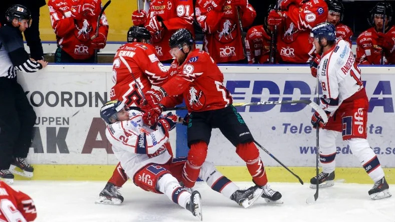 Simon Mitmans tackling mot Conny Strömberg gav ingen avstängning.