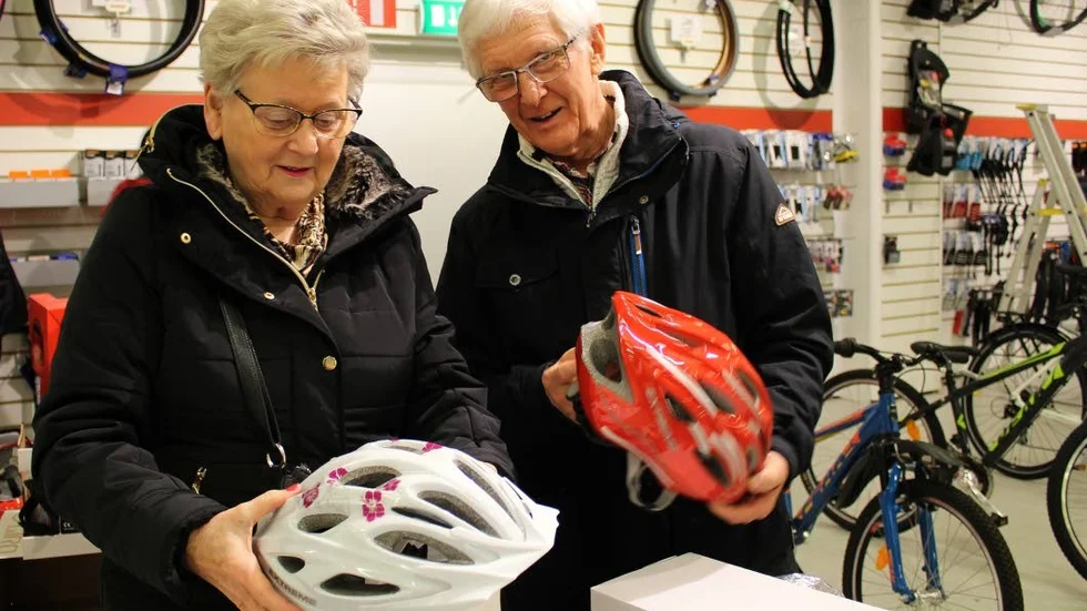 Kanske hjälm? Margaretha och Bosse Runefjärd funderade på att köpa cykelhjälmar.